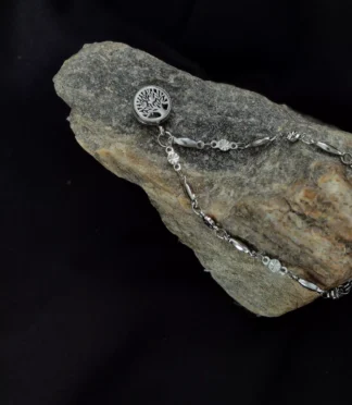 Srebrna bransoletka z zawieszką Drzewo Życia ułożona na kamieniu