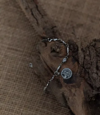 Bransoletka DRZEWO ŻYCIA 2 Bransoletka z symbolem Drzewa Życia w srebrnym kolorze na tle korzenia drzewa