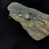 Srebrna bransoletka z okrągłym ornamentem przypominającym kwiat