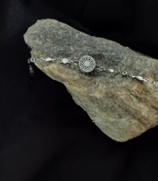 Srebrna bransoletka z okrągłym ornamentem przypominającym kwiat