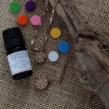 Bransoletka aromaterapeutyczna z ażurowym medalionem i olejkiem eterycznym