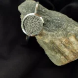 Srebrna sztywna bransoletka z ażurową rozetą na kamieniu