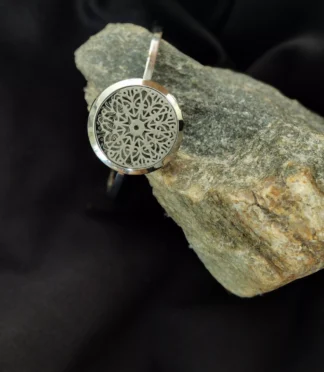 Srebrna sztywna bransoletka z ażurową rozetą na kamieniu