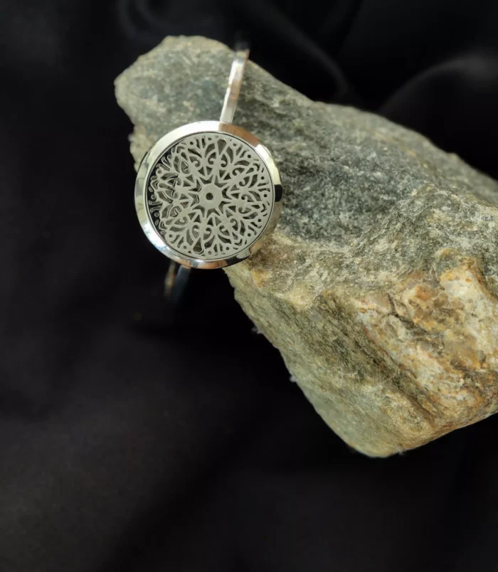 Bransoletka sztywna HARMONIA 1 Srebrna sztywna bransoletka z ażurową rozetą na kamieniu