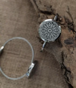 Metalowa bransoletka z dekoracyjnym wzorem na naturalnym drewnie