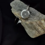 Stalowa bransoletka z okrągłą ażurową zawieszką i kryształkiem