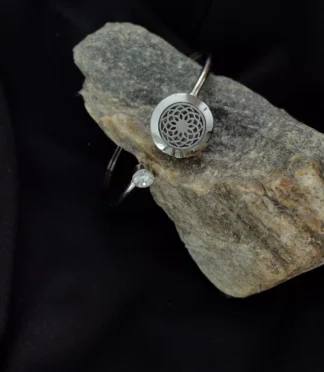 Stalowa bransoletka z okrągłą ażurową zawieszką i kryształkiem