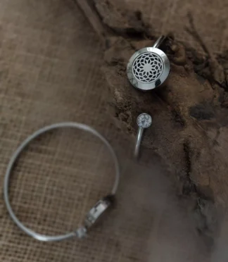 Otwarta bransoletka w srebrnym kolorze z ozdobnym detalem