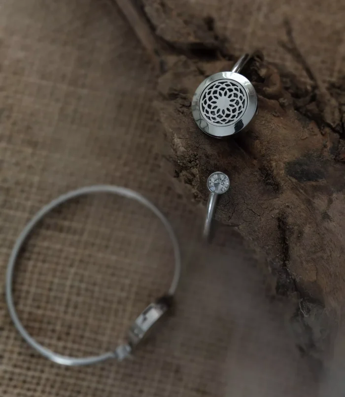 Bransoletka sztywna ROZKWIT 2 Otwarta bransoletka w srebrnym kolorze z ozdobnym detalem