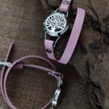 Różowa bransoletka z ekoskóry z metalowym ażurowym medalionem "Drzewo Życia".