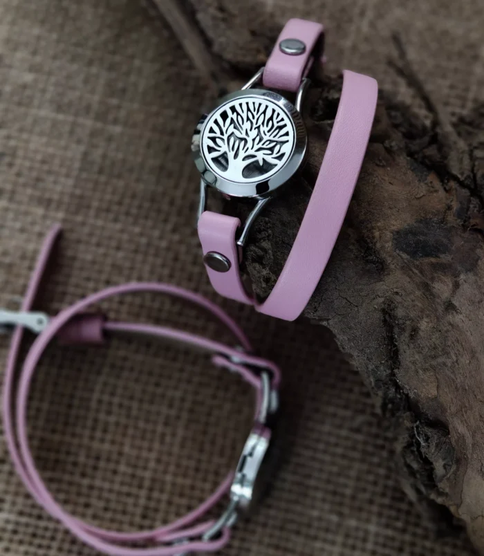 Bransoletka z ekoskóry DRZEWO ŻYCIA 1 Różowa bransoletka z ekoskóry z metalowym ażurowym medalionem "Drzewo Życia".