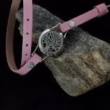 Bransoletka owijana wokół nadgarstka, różowa ekoskóra, motyw drzewa.