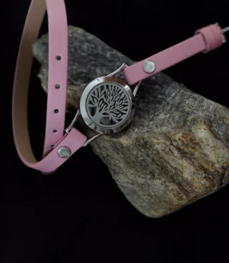 Bransoletka owijana wokół nadgarstka, różowa ekoskóra, motyw drzewa.