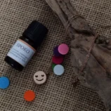 Złoty naszyjnik z zawieszką uśmiechniętej buźki, kolorowe filcowe wkłady i buteleczka olejku "SPOKO".