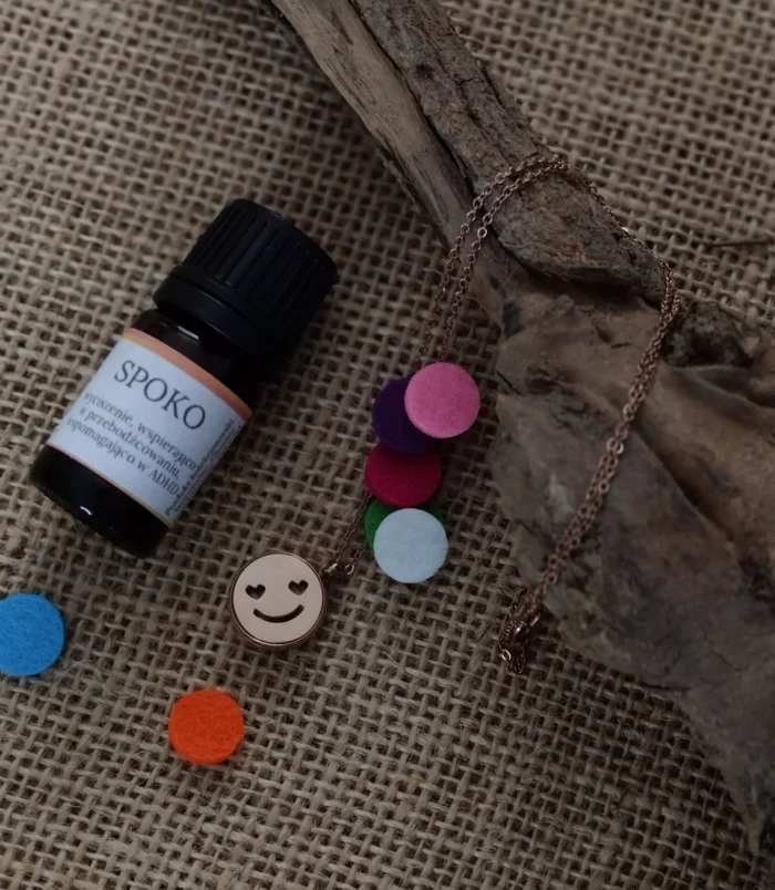 Naszyjnik DOBRO 2 Złoty naszyjnik z zawieszką uśmiechniętej buźki, kolorowe filcowe wkłady i buteleczka olejku "SPOKO".