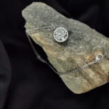 Naszyjnik z symbolem Drzewa Życia w srebrnym kolorze na tle kamienia