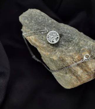 Naszyjnik z symbolem Drzewa Życia w srebrnym kolorze na tle kamienia