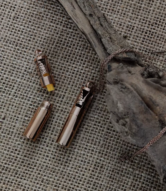 Naszyjnik GAJ 1 Naszyjnik aromaterapeutyczny w kształcie walca z ażurowym wzorem lasu i wkładem filcowym.