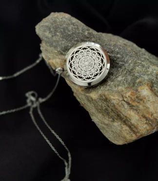 Srebrny naszyjnik z motywem słońca na kamieniu, elegancki styl.