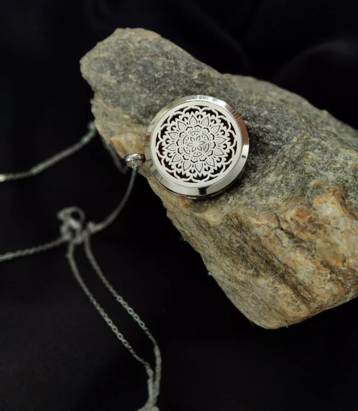 Naszyjnik SŁOŃCE 1 Srebrny naszyjnik z motywem słońca na kamieniu, elegancki styl.