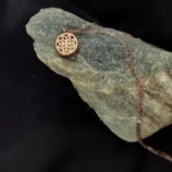 Naszyjnik w kolorze różowego złota na łańcuszku, elegancki motyw dekoracyjny.