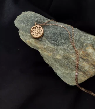 Naszyjnik w kolorze różowego złota na łańcuszku, elegancki motyw dekoracyjny.