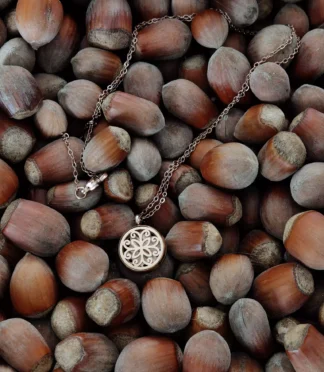 Naszyjnik TCHNIENIE 2 Naszyjnik z różowego złota z ażurowym wisiorem na tle orzechów laskowych