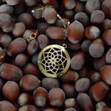 Pozłacany naszyjnik na łańcuszku, elegancki motyw dekoracyjny.