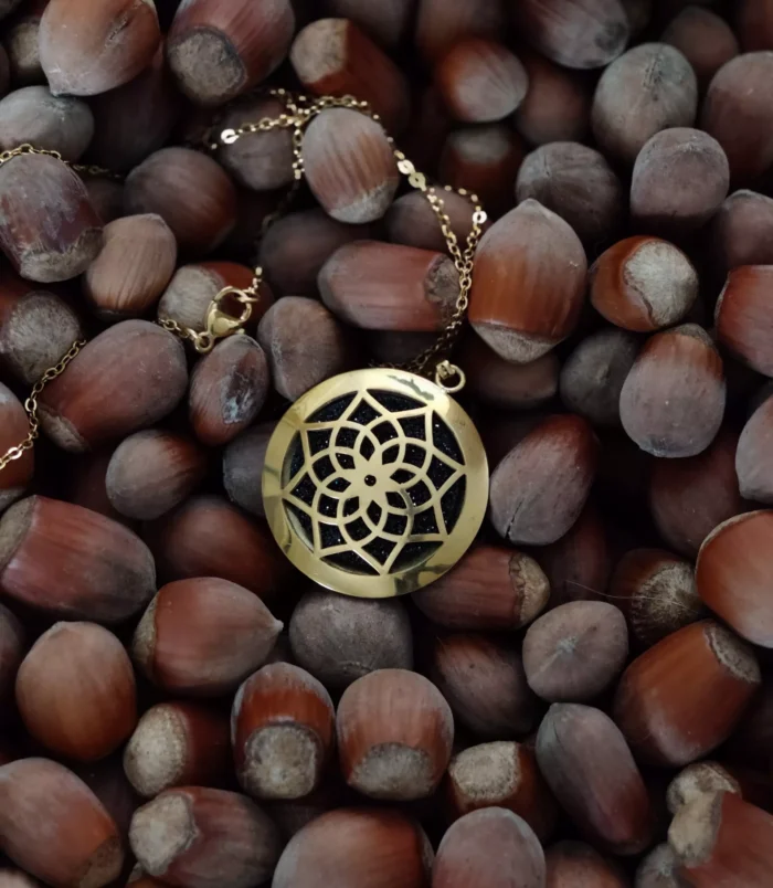 Naszyjnik ZŁOTY KWIAT 1 Pozłacany naszyjnik na łańcuszku, elegancki motyw dekoracyjny.