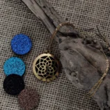 Naszyjnik aromaterapeutyczny z motywem kwiata.