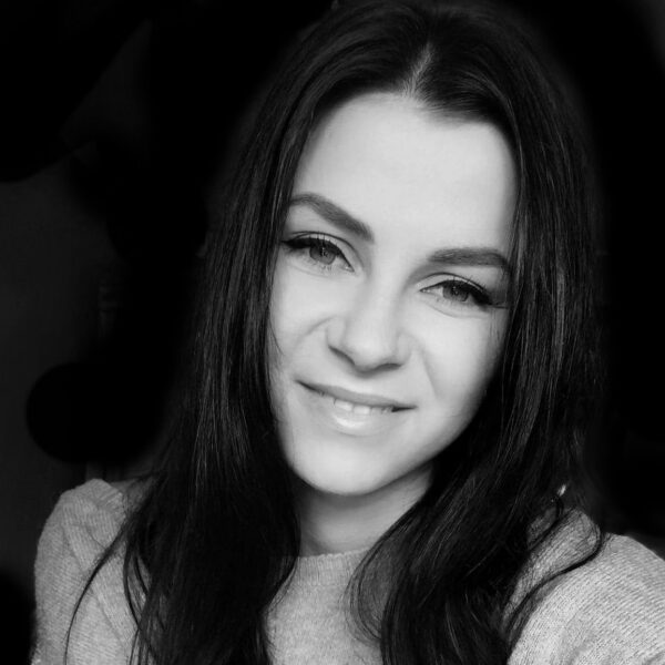 Czarno-białe zdjęcie przedstawiające młodą kobietę będącą założycielką QMaćNać