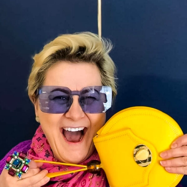 Kolorowe, radosne zdjęcie przedstawiające kobietę będącą założycielką QMaćNać