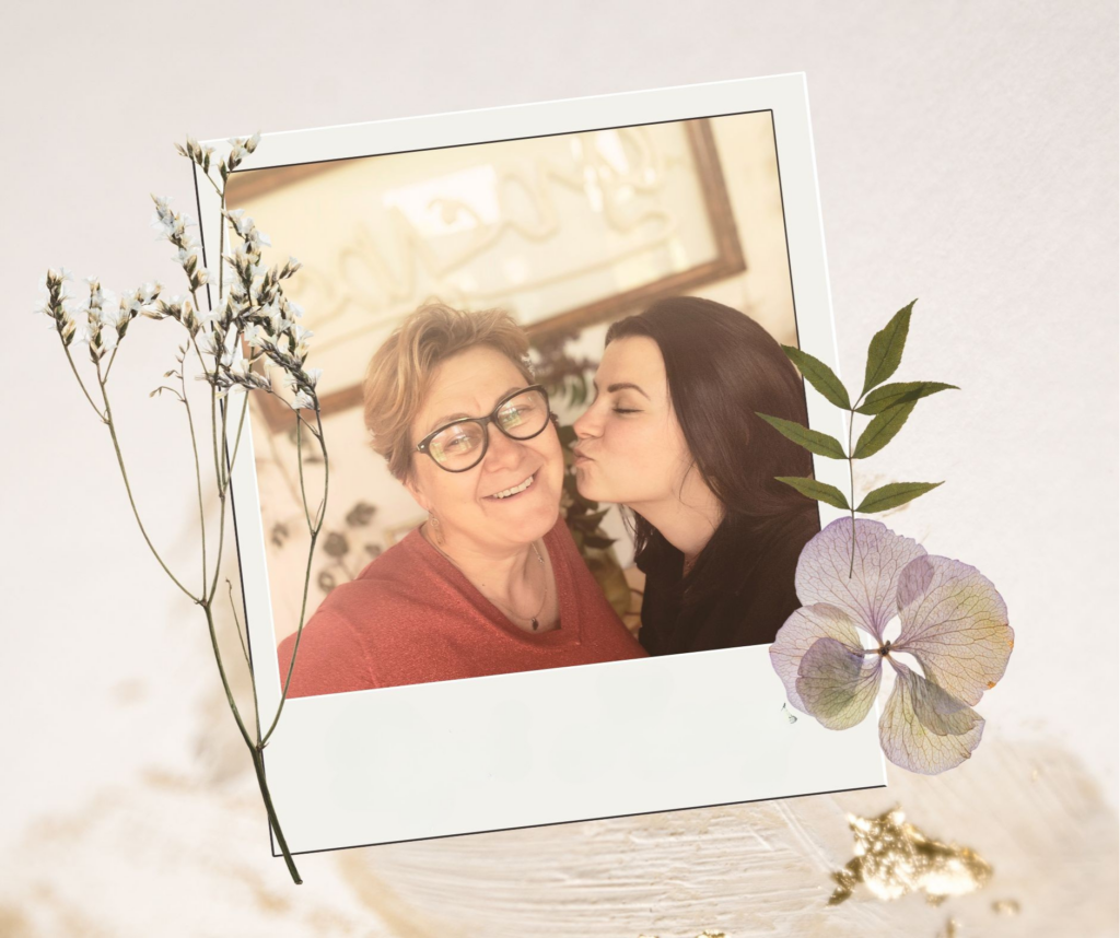 Zdjęcie młodej kobiety całującej mamę w policzek