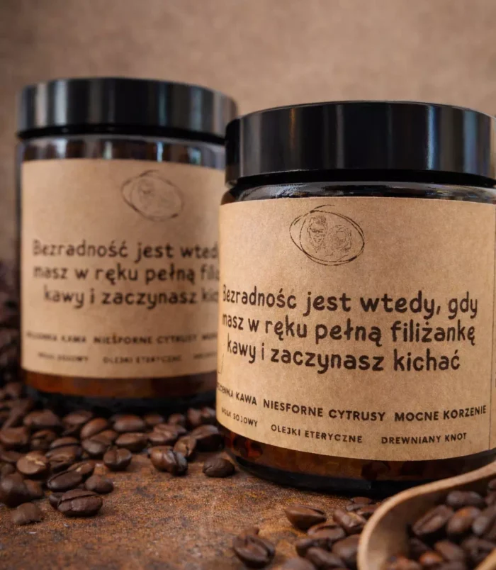 Świece zapachowe do domu Dwie świece zapachowe sojowe w szklanych opakowaniach na stole