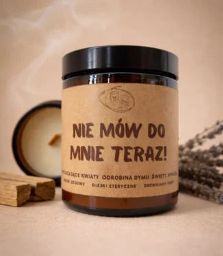 Świeca sojowa w szklanym słoiku z napisem Nie mów do mnie teraz