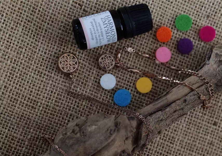 Złoty naszyjnik produkcji QMaćNać z zawieszką, kolorowe filcowe wkłady i buteleczka olejku "Harmonia Zmysłów".