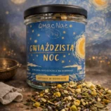 Szklany słoik herbaty ziołowej na tle nocnej ilustracji