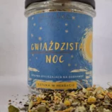 Słoik herbaty ziołowej Gwiaździsta Noc z mieszanką suszu przed nim
