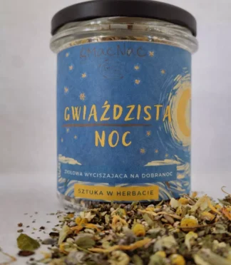 Słoik herbaty ziołowej Gwiaździsta Noc z mieszanką suszu przed nim