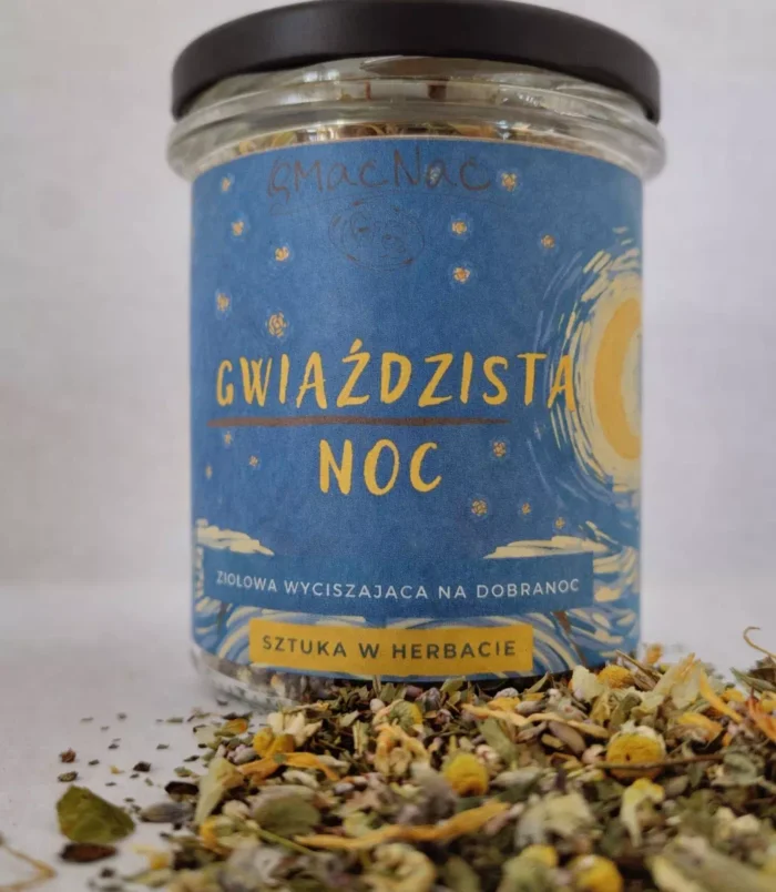 Słoik herbaty ziołowej Gwiaździsta Noc z mieszanką suszu przed nim