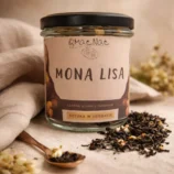 Czarna herbata Assam w słoiku z rozsypanym suszem obok