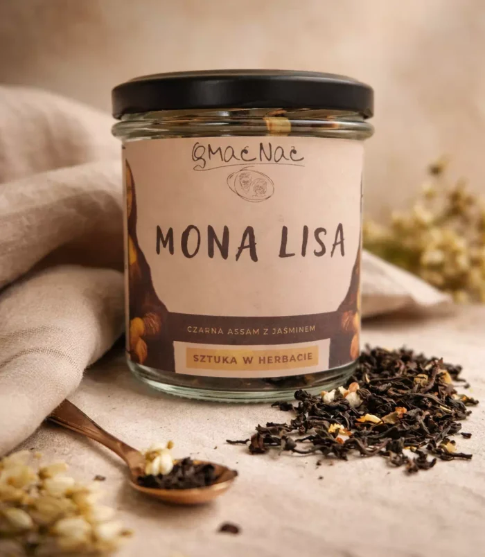 Czarna herbata Assam w słoiku z rozsypanym suszem obok