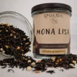 Słoik z herbatą ziołową i mieszanką suszu na stole