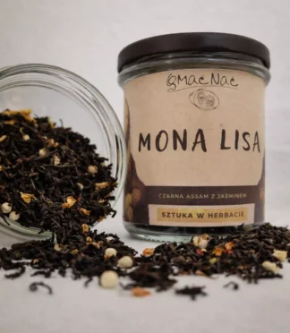 Słoik z herbatą ziołową i mieszanką suszu na stole