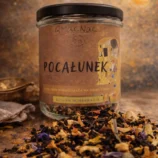 Szklany słoik herbaty Earl Grey z mieszanką suszu na stole