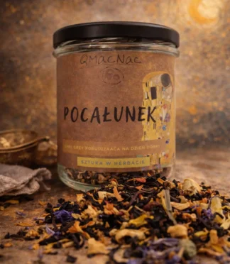 Szklany słoik herbaty Earl Grey z mieszanką suszu na stole