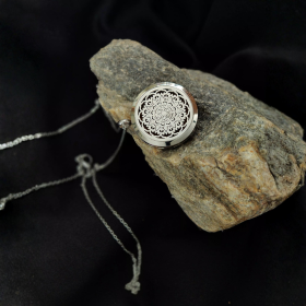 Srebrny naszyjnik z motywem słońca na kamieniu, elegancki styl.