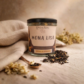 Czarna herbata w słoiku z rozsypanym suszem obok