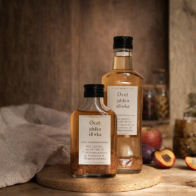 Dwie butelki naturalnego octu jabłkowo-śliwkowego sprzedawanego przez Fundację QMaćNać
