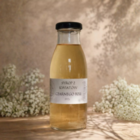 Szklana butelka syropu z kwiatów czarnego bzu na tle kwiatów bzu zrobiona przez QMaćNać